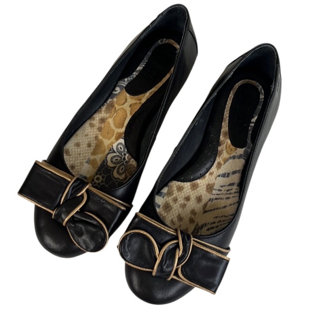 EUC Born Leather Flats Black Gold Size 8.5